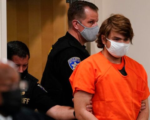 Payton Gendron, de 18 años, autor de la masacre en un supermercado en Buffalo, comparece ante un juez. Foto: Forbes.