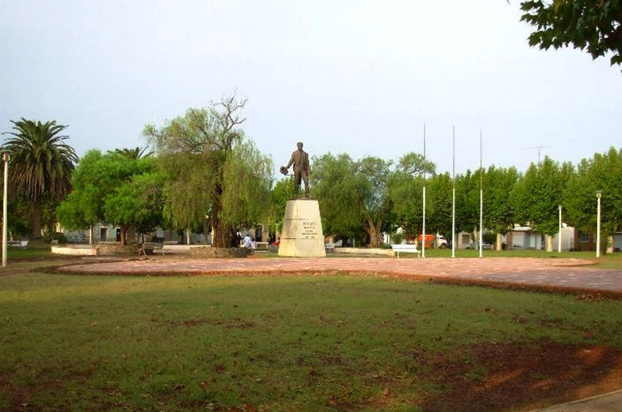 Act of May 1 in the Plaza Artigas de Palmira: "For the unity of those who move the wheel"