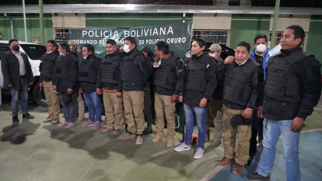 After apprehension of officials for dismantling seized cars, Oruro Customs intervene