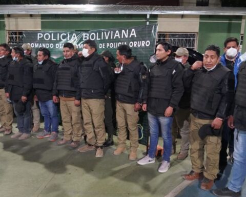 After apprehension of officials for dismantling seized cars, Oruro Customs intervene