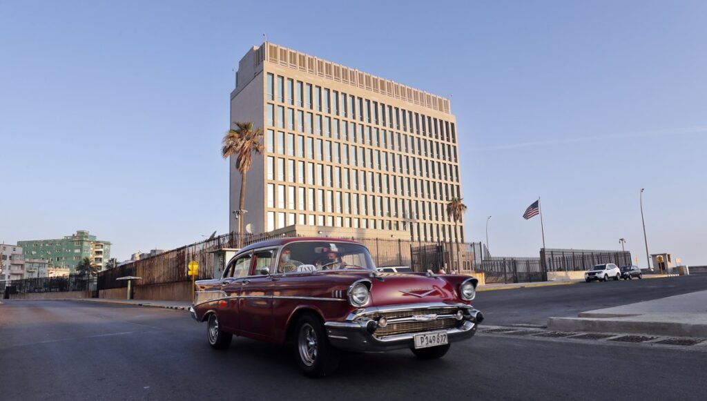 Un automóvil pasa frente a la embajada de EE.UU. en La Habana, el 3 de mayo de 2022. Foto: Ernesto Mastrascusa / EFE.