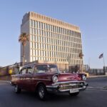 Un automóvil pasa frente a la embajada de EE.UU. en La Habana, el 3 de mayo de 2022. Foto: Ernesto Mastrascusa / EFE.