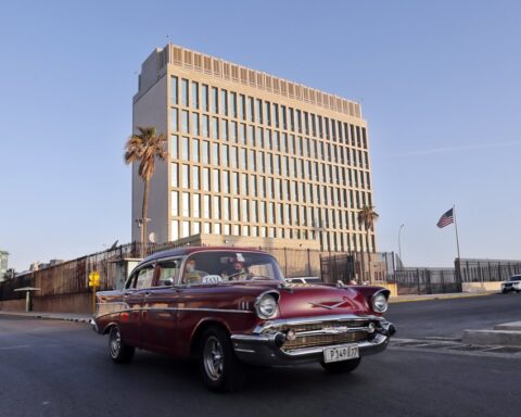 Un automóvil pasa frente a la embajada de EE.UU. en La Habana, el 3 de mayo de 2022. Foto: Ernesto Mastrascusa / EFE.