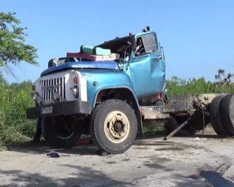 An old Soviet truck goes off the road in Granma and three passengers die