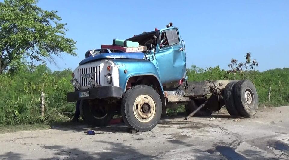 An old Soviet truck goes off the road in Granma and three passengers die