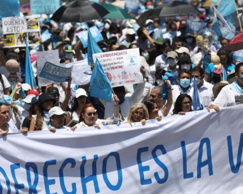 Anti-abortion groups march in CDMX amid debate in the US