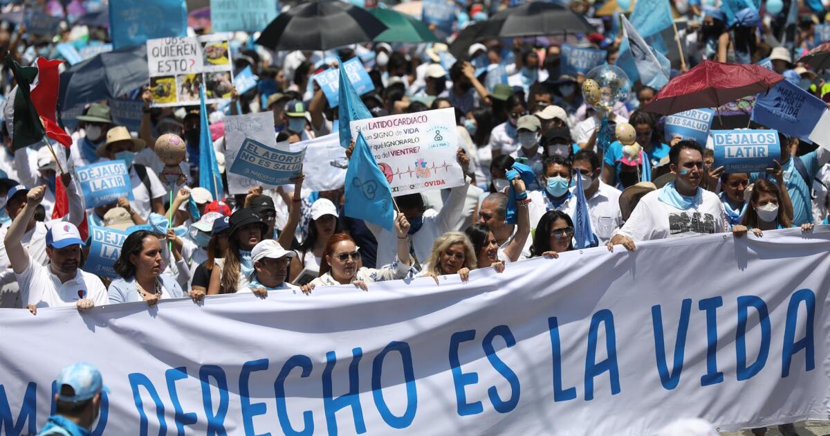 Anti-abortion groups march in CDMX amid debate in the US