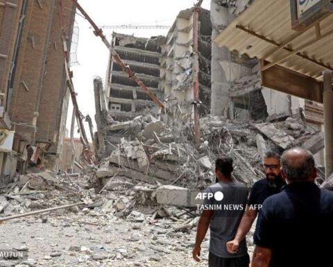 At least four dead in the collapse of a building in Iran