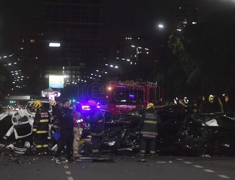 At least ten injured in a shocking multiple crash in front of the Palermo racecourse