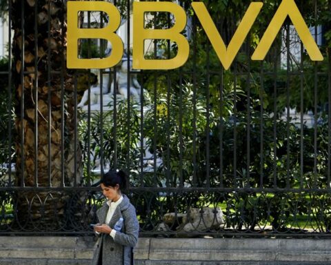 BBVA reports 6,000 accounts in negative balance;  the bank rules out legal action