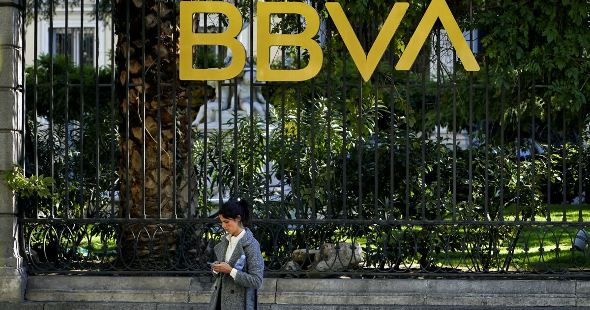 BBVA reports 6,000 accounts in negative balance;  the bank rules out legal action