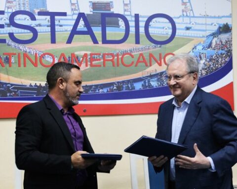 Juan Reinaldo Pérez, presidente de la Federación Cubana de Béisbol (FCB), junto al titular de la WBSC, Riccardo Fraccari, durante la firma de un memorando de entendimiento entre las dos entidades. Foto: Mónica Ramírez / Jit.