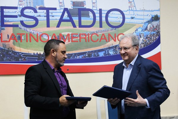 Juan Reinaldo Pérez, presidente de la Federación Cubana de Béisbol (FCB), junto al titular de la WBSC, Riccardo Fraccari, durante la firma de un memorando de entendimiento entre las dos entidades. Foto: Mónica Ramírez / Jit.