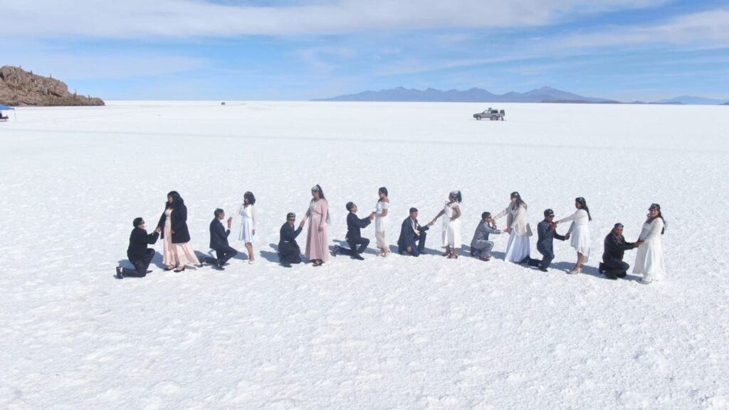 Before a thousand guests, 34 couples said "yes" in the Salar de Uyuni