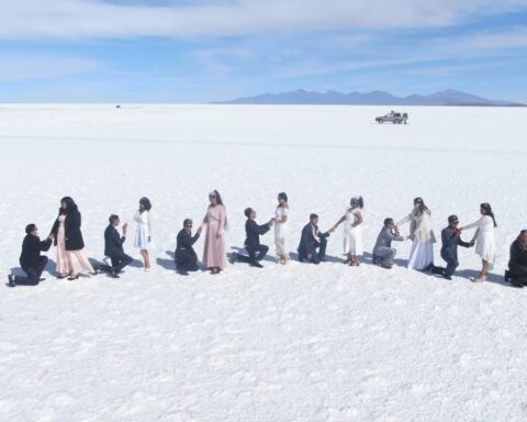 Before a thousand guests, 34 couples said "yes" in the Salar de Uyuni