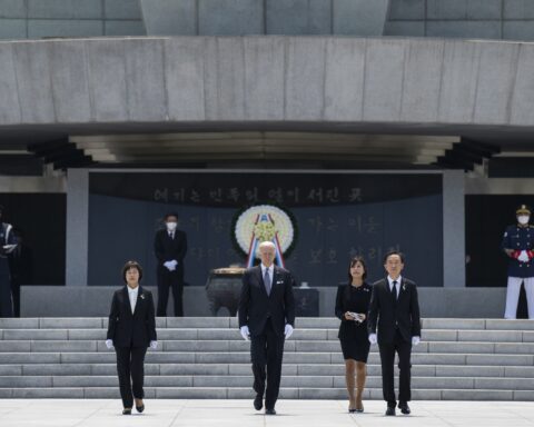 Biden concluyó su estancia en Corea del Sur con una visita a la base aérea de Osan, a unos 70 kilómetros al sur de Seúl, donde departió con personal militar estadounidense y surcoreano. Foto: https://twitter.com/POTUS