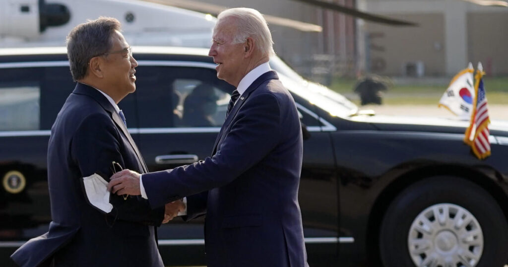 El primer ministro surcoreano Park Jin recibe a Joe Biden en una base militar estadounidense en Corea del Sur. Foto: Evan VucciAP.