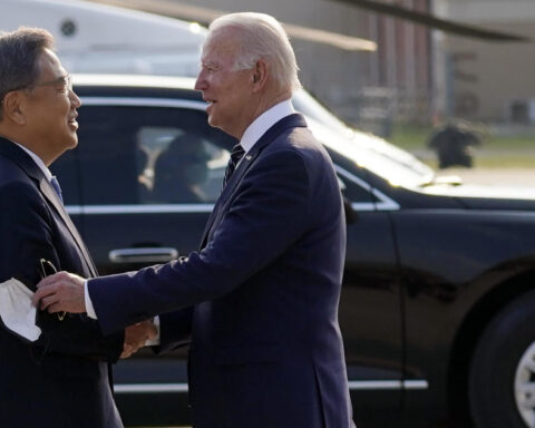 El primer ministro surcoreano Park Jin recibe a Joe Biden en una base militar estadounidense en Corea del Sur. Foto: Evan VucciAP.