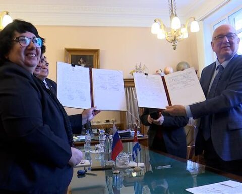 Representantes del grupo empresarial BioCubaFarma y la Universidad Estatal Moscú firman memorando de cooperación. Foto: Prensa Latina (PL).