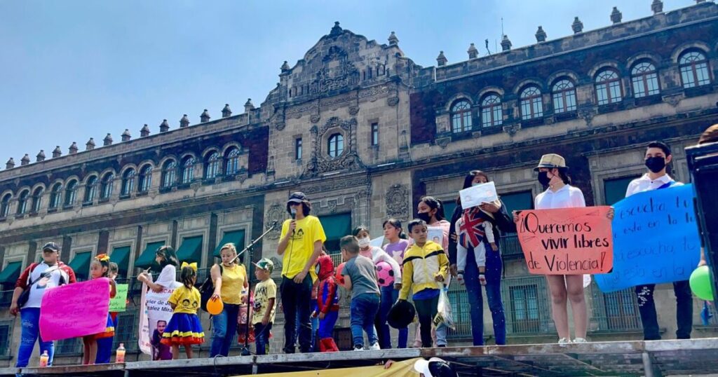 Boys and girls march in CDMX against disappearances and violence