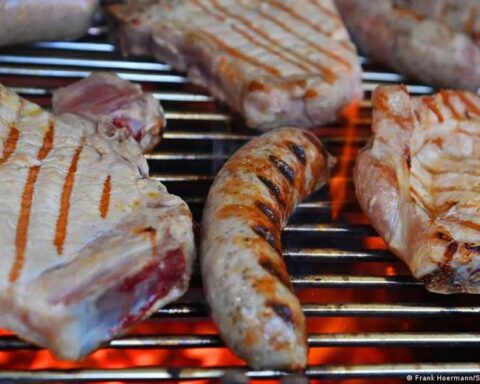 Bread with salami for breakfast, steak for lunch and a grill at night. How harmful is meat?