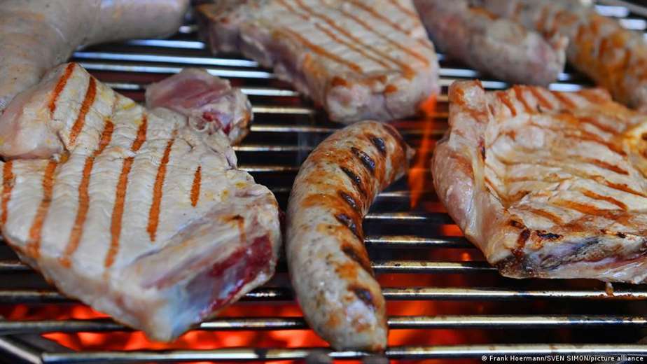 Bread with salami for breakfast, steak for lunch and a grill at night. How harmful is meat?