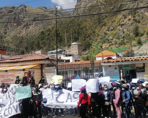 CAS-COVID workers from the Huancavelica Regional Hospital protest contract expirations