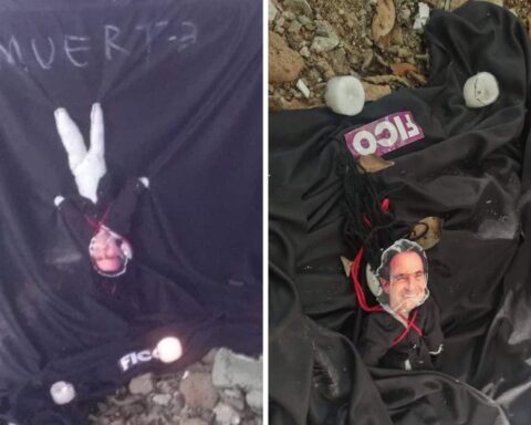 Velas prendidas y un muñeco con la cara de Fico Gutiérrez: supuesto altar con brujería encontrada en un cementerio