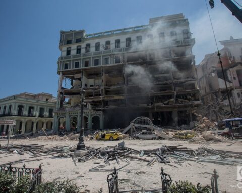 Vista del Hotel Saratoga, en La Habana, tras la explosión ocurrida en el lugar este viernes 6 de mayo de 2022. Foto: Otmaro Rodríguez.