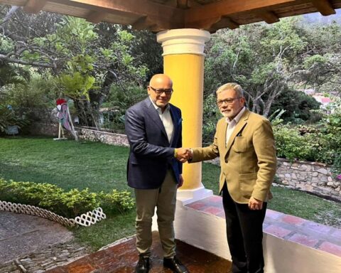 Chavista regime and Unitarian Platform hold meeting to reactivate negotiations in Mexico