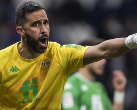 Claudio Bravo asks for "respect"  to those who want to retire him from the Chilean team