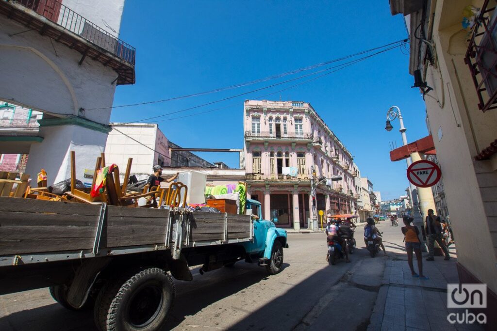 Calle Zanja, en La Habana. Foto: Otmaro Rodríguez.