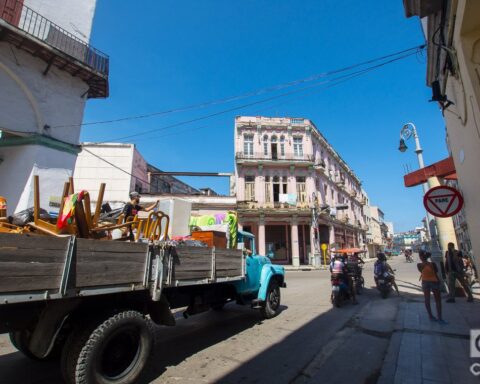 Calle Zanja, en La Habana. Foto: Otmaro Rodríguez.