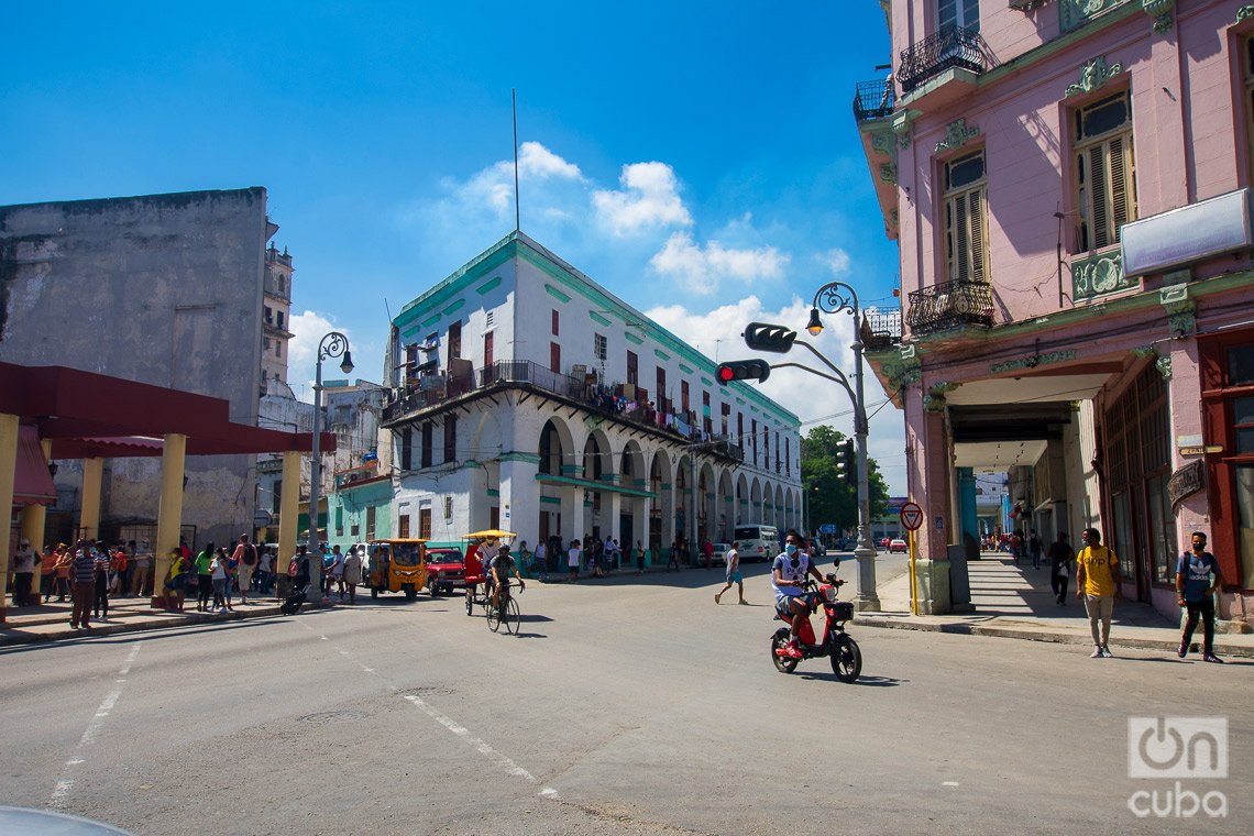 Intersección de las calles Zanja y Galiano, en La Habana. Foto: Otmaro Rodríguez.