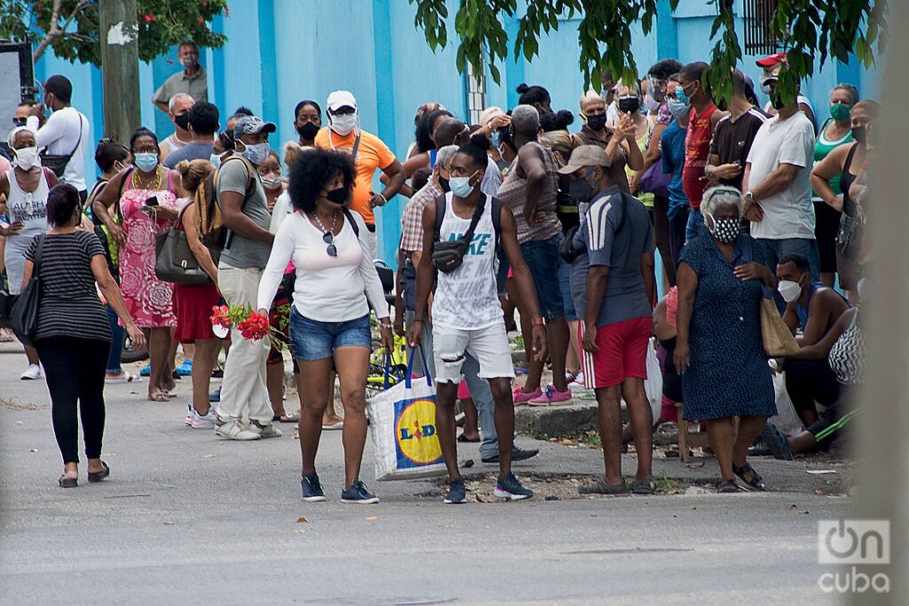 Personas en una cola para comprar alimentos en La Habana. Foto: Otmaro Rodríguez.