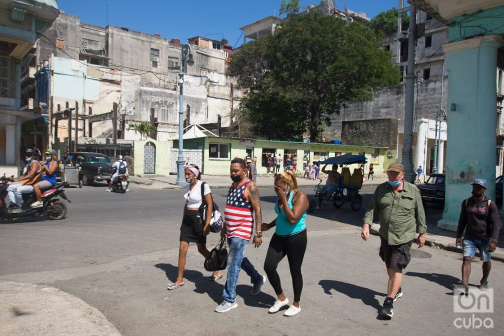 Personas en La Habana, el martes 17 de mayo de 2022, un día después de los anuncios de la Administración Biden sobre cambios en la política hacia Cuba. Foto: Otmaro Rodríguez.