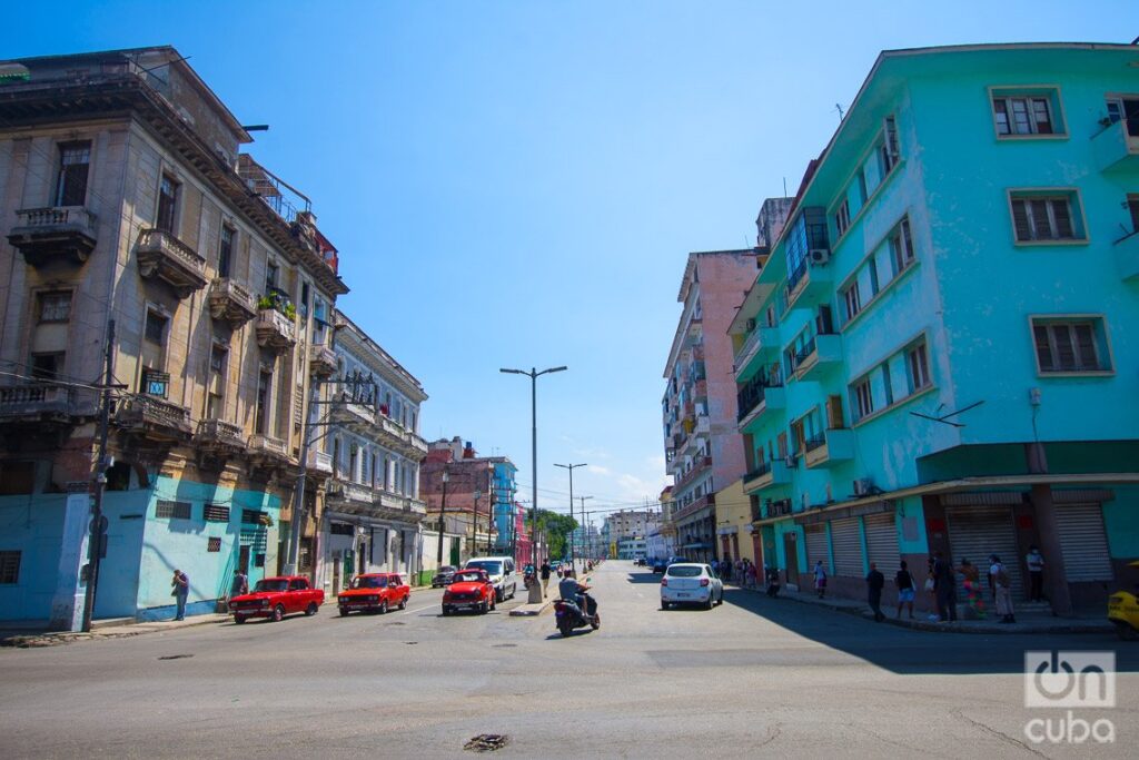 Intersección de las calles Zanja e Infanta, en La Habana. Foto: Otmaro Rodríguez.