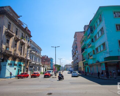 Intersección de las calles Zanja e Infanta, en La Habana. Foto: Otmaro Rodríguez.