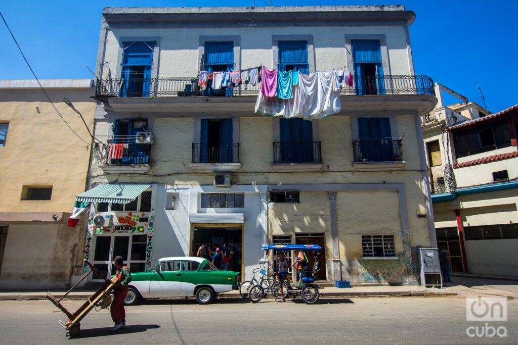 Calle Zanja, en La Habana. Foto: Otmaro Rodríguez.