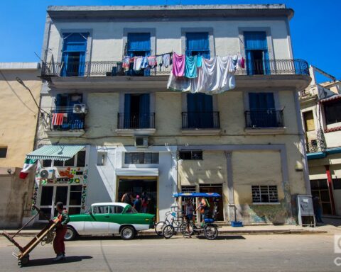 Calle Zanja, en La Habana. Foto: Otmaro Rodríguez.