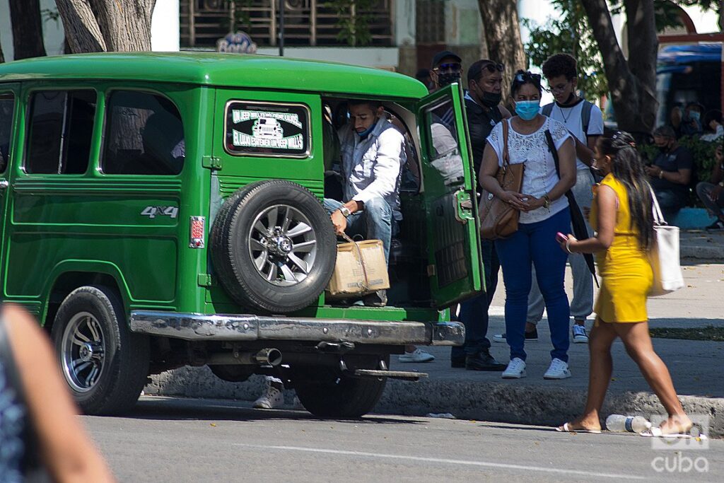 Un carro de transporte privado, en La Habana, el martes 17 de mayo de 2022, un día después de los anuncios de la Administración Biden sobre cambios en la política hacia Cuba. Foto: Otmaro Rodríguez.