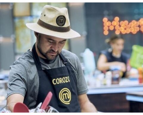 Corozo, with the help of Nicolás de Zubiría, took off his black apron in MasterChef