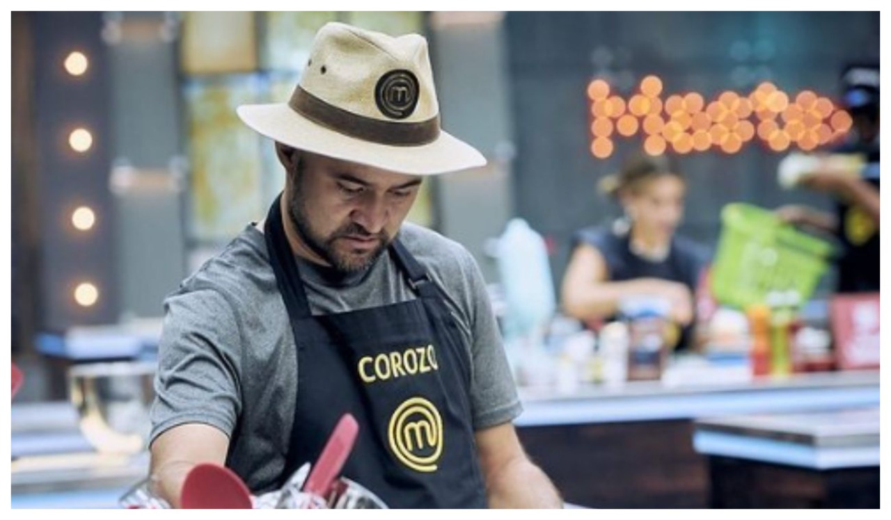 Corozo, with the help of Nicolás de Zubiría, took off his black apron in MasterChef