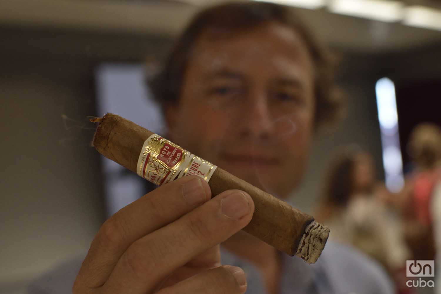 José María López Inchaurbe, Vicepresidente de Desarrollo de Habanos S.A., muestra uno de los célebres puros cubanos. Foto: Otmaro Rodríguez.