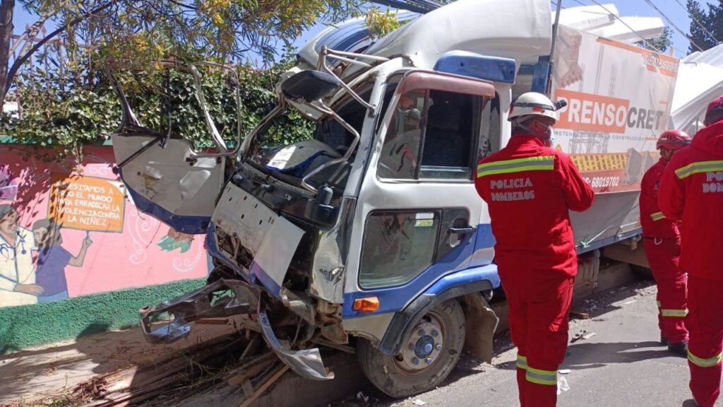 Crash in Obrajes: the driver of the truck is apprehended and the children are stable