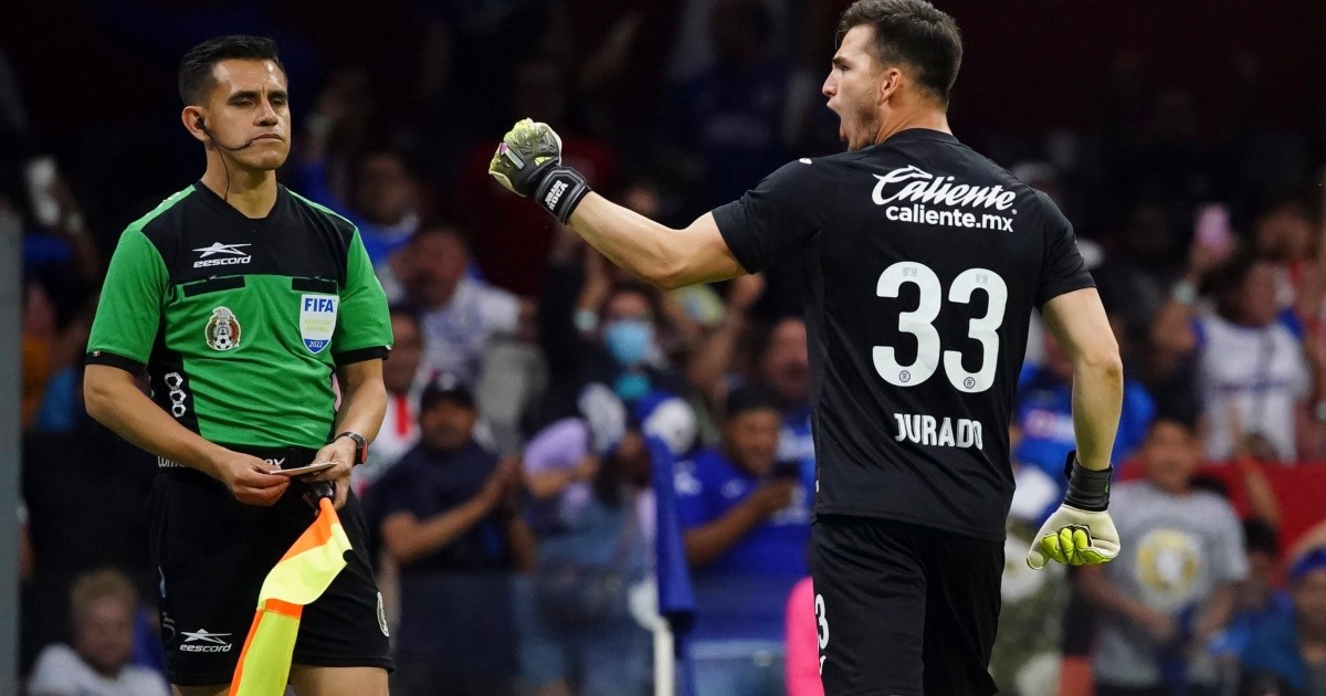 Cruz Azul returns to the league with drama and Jury graduation