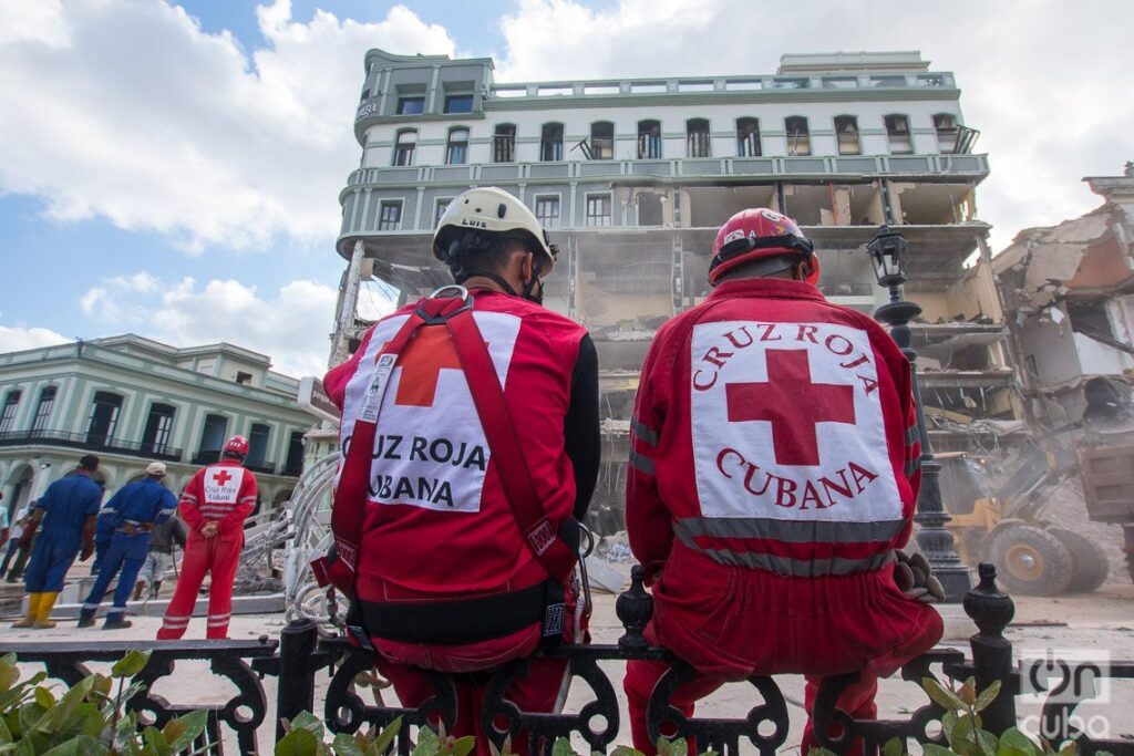 Socorristas de la Cruz Roja cubana en los alrededores del hotel Saratoga, en La Habana, durante los trabajos de rescate y salvamento tras la explosión ocurrida en el lugar el viernes 6 de mayo de 2022. Foto: Otmaro Rodríguez.