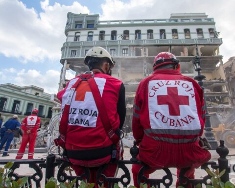 Socorristas de la Cruz Roja cubana en los alrededores del hotel Saratoga, en La Habana, durante los trabajos de rescate y salvamento tras la explosión ocurrida en el lugar el viernes 6 de mayo de 2022. Foto: Otmaro Rodríguez.