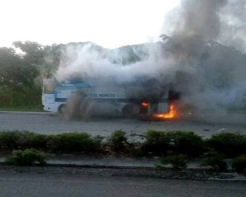 Incendio en la unidad móvil de contro remoto de Tele Turquino, en Santiago de Cuba. Foto: Foto: CNC TV Granma / Facebook.