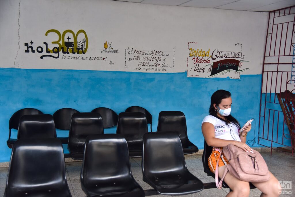 Mujer a la espera de un trámite en la Terminal de Ómnibus de Holguín. Foto: Kaloian.